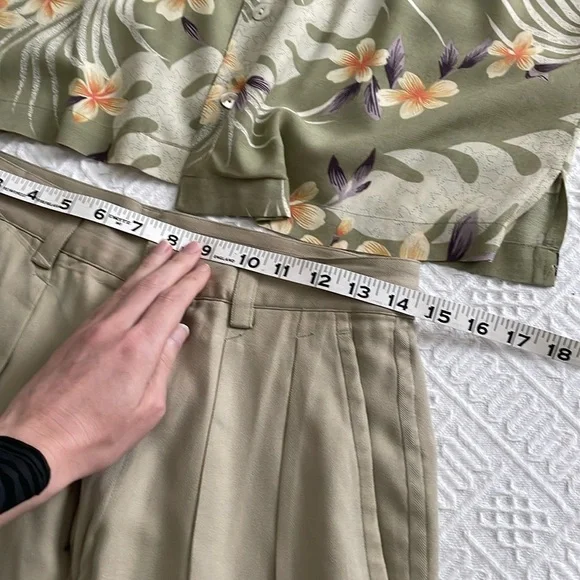 2 pc 100% silk Tommy Bahama floral Hawaiian Shirt Beige high rise Shorts Set - Picture 6 of 15